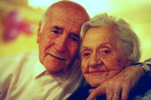 Jueves 07/12/2000. Matrimonio ancianos. LUN.